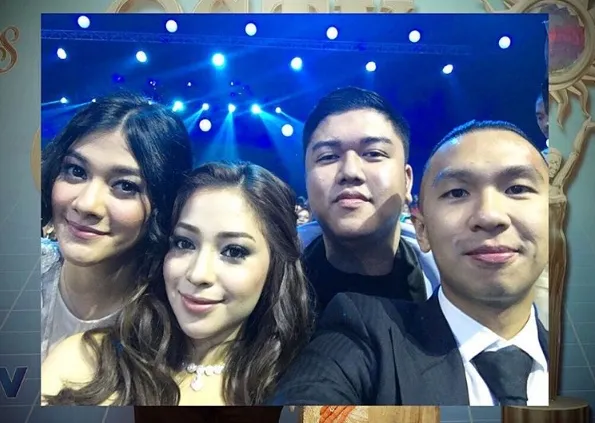 Nikita sudah move on dari Tutde dan dekat dengan Indra (paling kanan)? ©instagram/gilangradipa