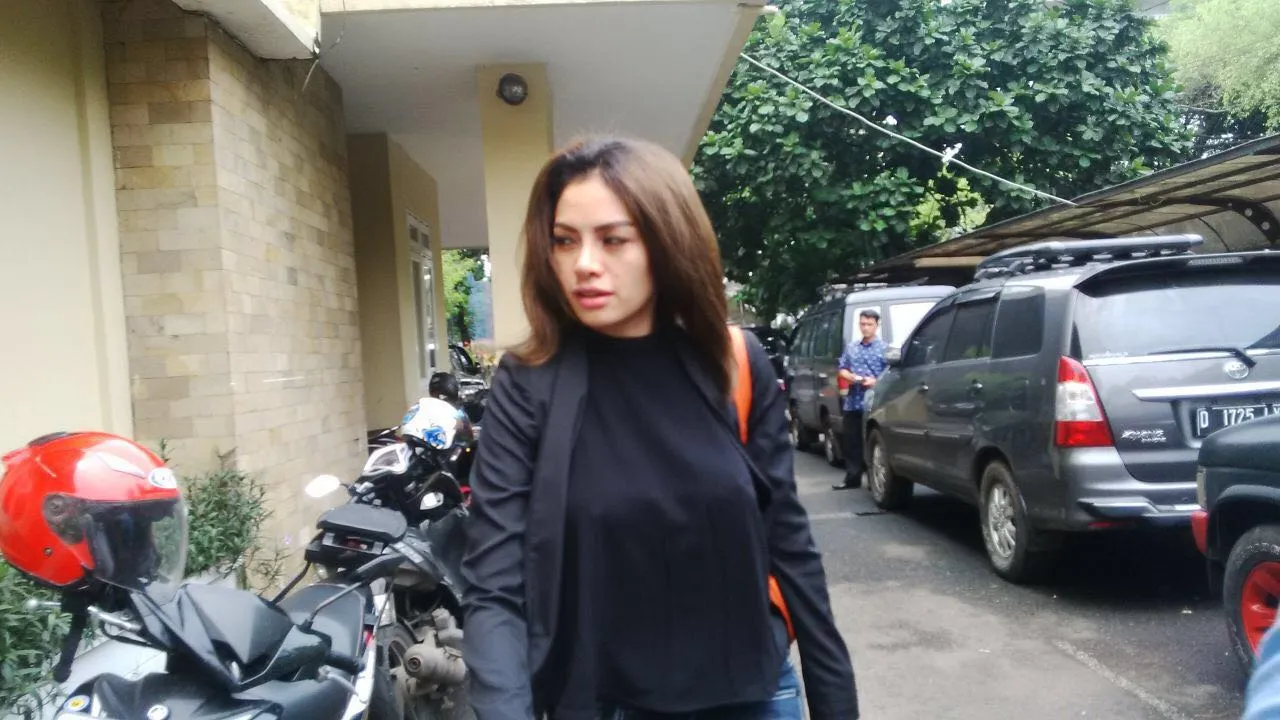 Nikita Mirzani Tak Kenakan Bra © Istimewa