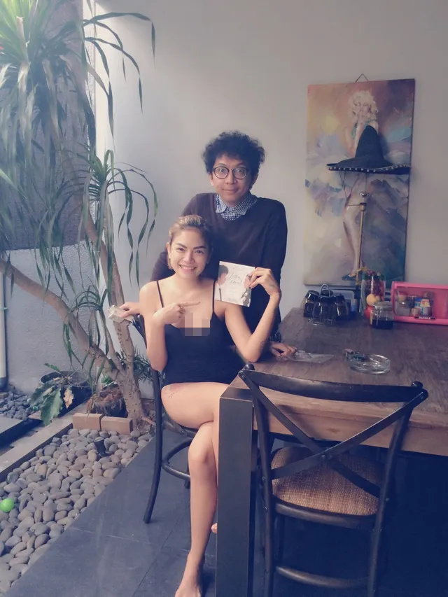 Nikita tampil seksi dan hot di dalam rumah. / Nikita Official Path