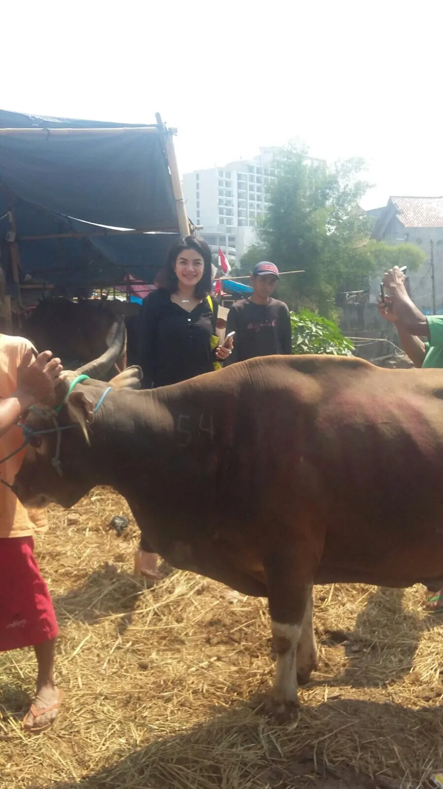Nikita Mirzani pose bareng sapi © KapanLagi.com®/Sahal Fadhli