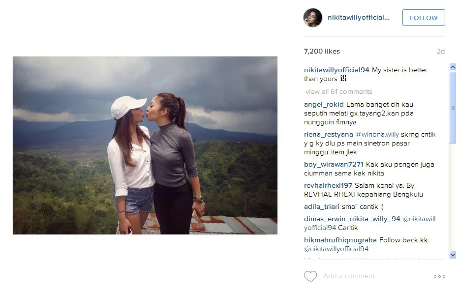 Nikita Willy dan Winona Willy Sedang Berciuman.