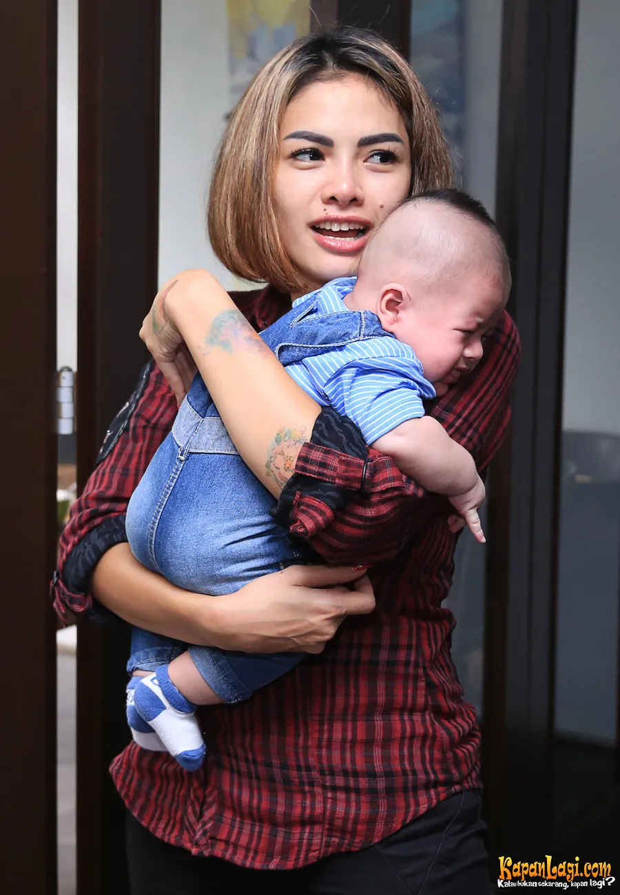 Punya dua anak yang masih kecil, Nikita Mirzani merasa hancur dengan cap PSK yang melekat kepadanya, meski dalam kasus ia belum terbukti dan merupakan seorang saksi kunci. ©KapanLagi.com/Agus Apriyanto