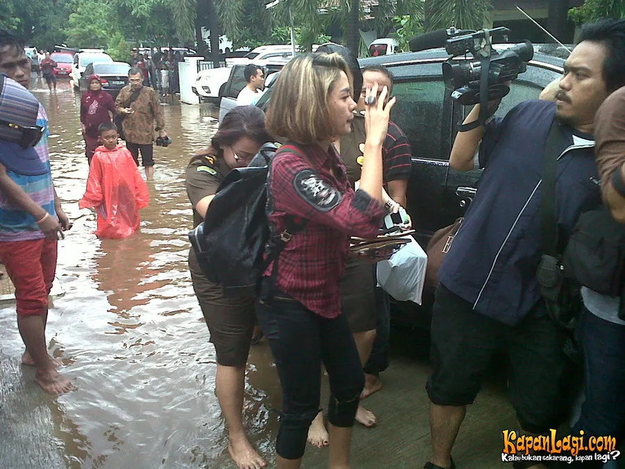 Nikita Mirzani terjang banjir saat akan masuk ke rutan Pondok Bambu/©Kapanlagi.com®/Abbas