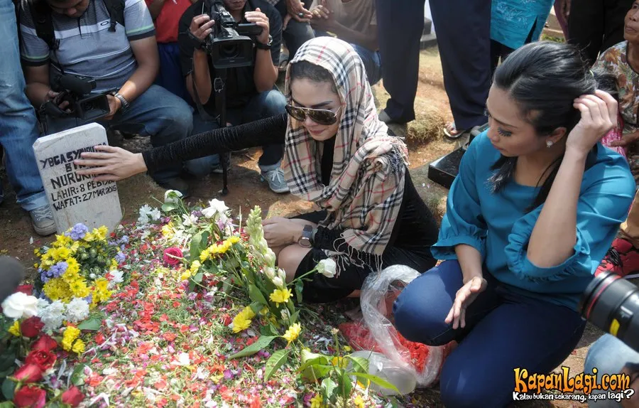 Bebas dari penjara, Nikita Mirzani langsung ziarah. ©KapanLagi.com®/Bayu Herdianto