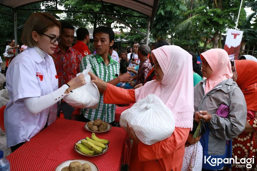 Nikita Mirzani jual sembako murah dan bagi mukenah gratis. ŠKapanLagi.com/Agus Apriyanto