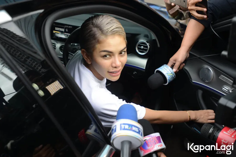 Nikita Mirzani memberikan klarifikasi terkait emoticon cincin di instastories. cr: KapanLagi.com/Bayu Herdianto