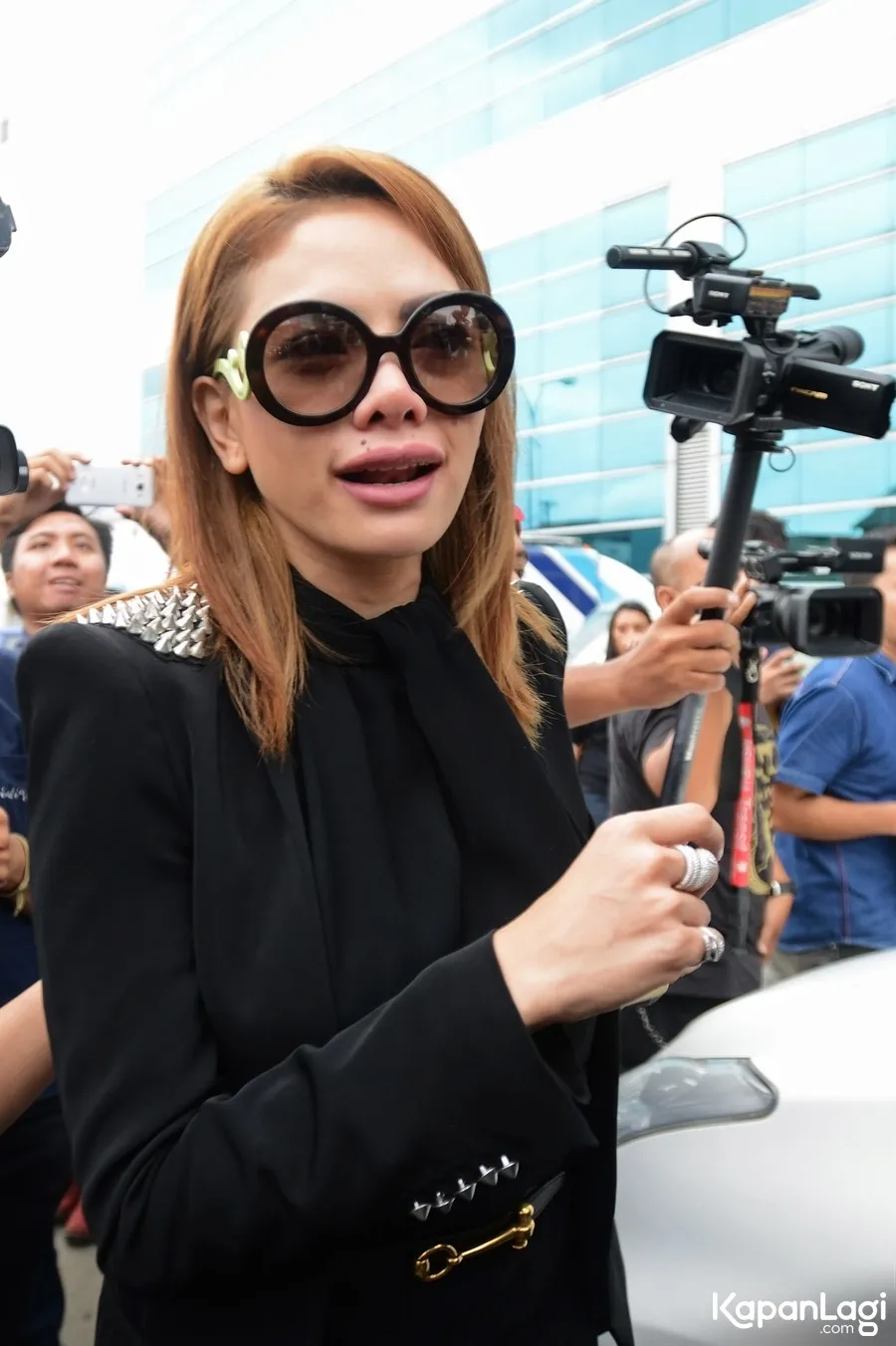 Nikita Mirzani menjalani pemeriksaan di luar Bareskrim demi kenyamanan. ©KapanLagi.com/Bambang E Ros