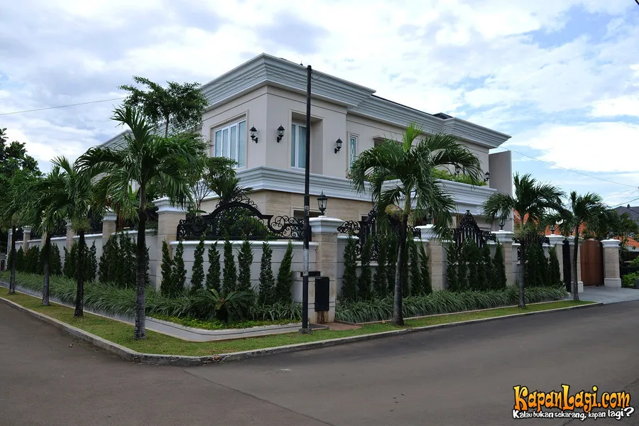 Salah satu kediaman Nikita Willy dan properti yang dimiliki keluarganya di Jatiwaringin. ŠKapanLagi.com/Muhammad Akrom Sukarya