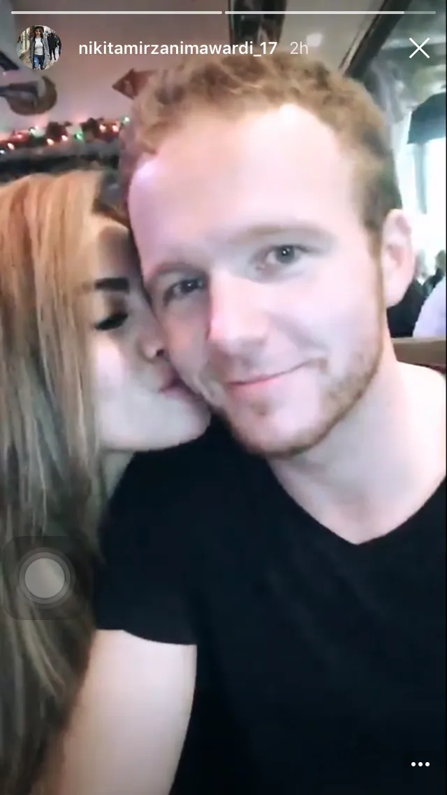 Nikita Mirzani cium mesra seorang pria bule © Instagram.com/nikitamirzanmawardi