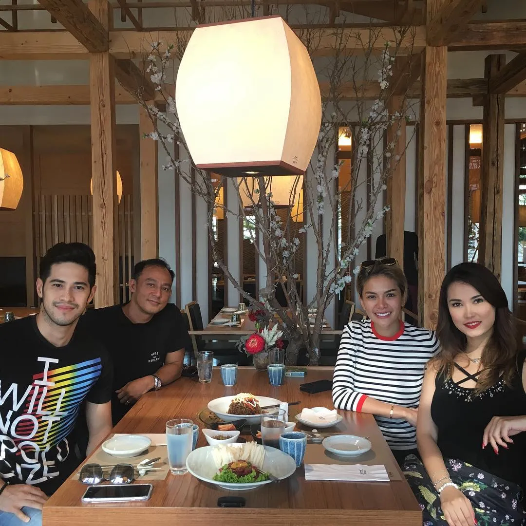 Nikita Mirzani dan Maria Ozawa bersama pasangan masing-masing © instagram.com/maria.ozawa