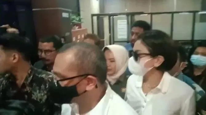 Nikita Mirzani di Kejari Serang hari ini, Selasa (25/10) © merdeka.com