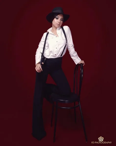 Biasanya feminin, kini Nikita Willy hadir dengan gaya berbusana yang maskulin dalam pemotretan terbaru. Stunning! /©instagram.com/fdphotography90
