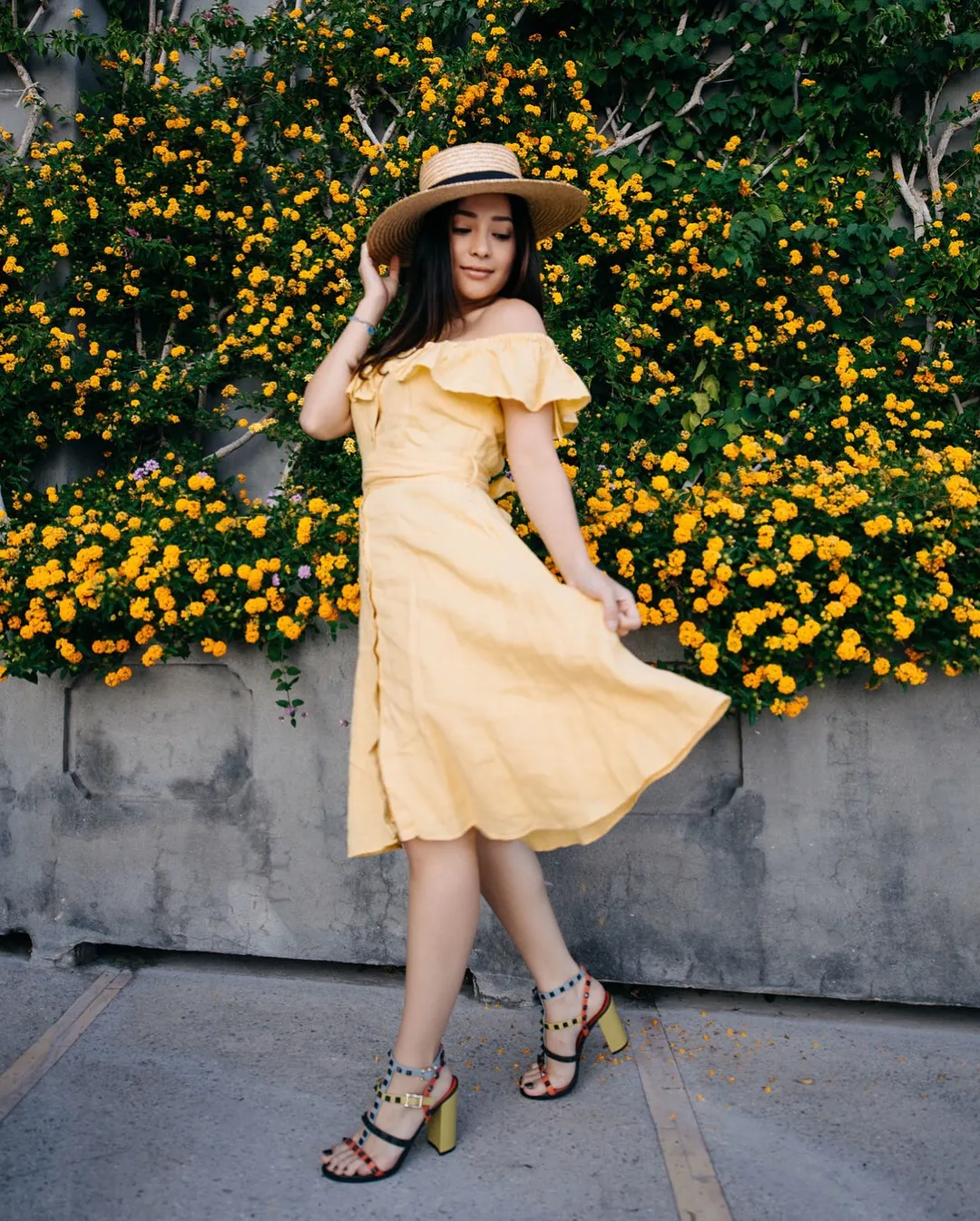 Gaya berbusana simple tapi kece Nikita Willy saat liburan di Italia. /©instagram.com/nikitawillyofficial94