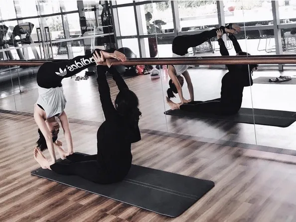 Pose jungkir balik Nikita Willy saat lakukan yoga. /©instagram.com/nikitawillyofficial94