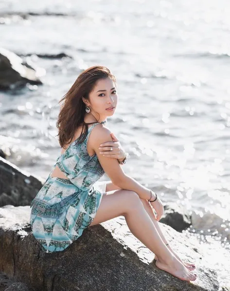 Santai di pantai, ini yang dilakukan Nikita Willi saat liburan. /©instagram.com/nikitawillyofficial94