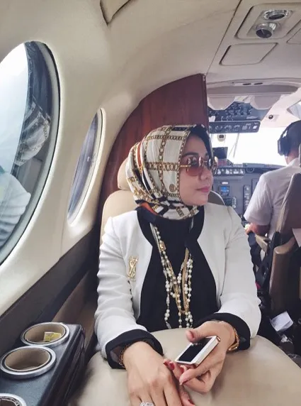 Ibunda Niki berpose di sebuah jet pribadi / © Instagram