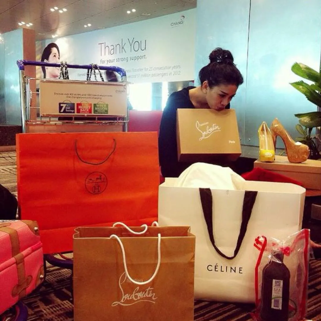 Nikita Mirzani saat memamerkan belanjaan barang mewahnya. ©Instagram/nikitamirzanimawardi1