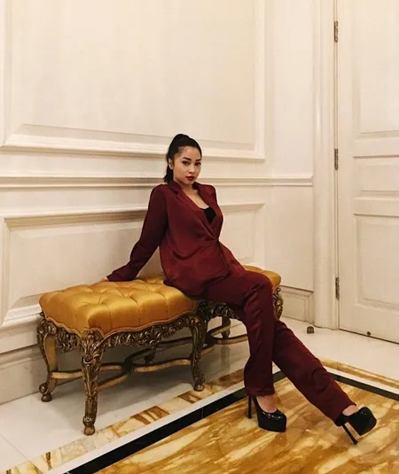 Memukau, Nikita Willy berpose dalam balutan setelan jas warna merah marun. /©instagram.com/nikitawillyofficial94