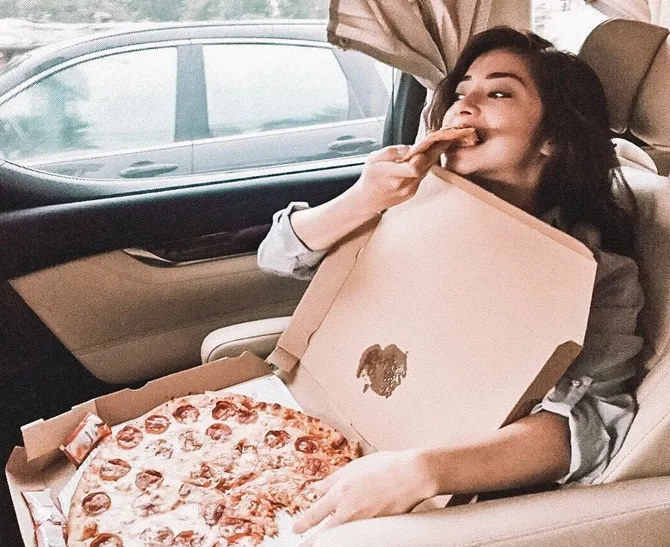 Nikita Willy buka puasa di dalam mobil (credit : instagram.com/nikitawillyofficial94)