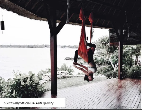 Nikita melakukan yoga anti gravity. ŠInstagram/nikitawillyofficial94