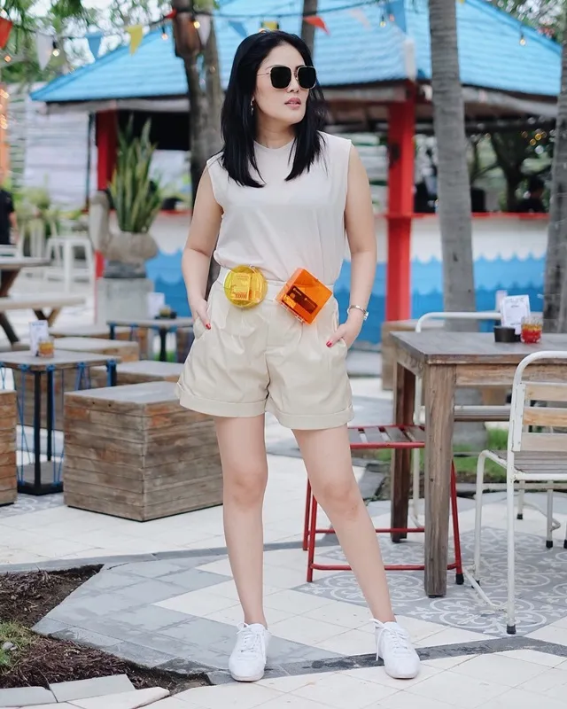 Aksesoris transparan neon unik yang dikenakan Nindy curi perhatian! Credit: via instagram.com/nindyparasadyharsono
