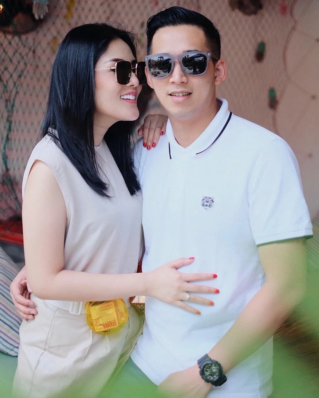 Momen mesra Nindy bersama sang suami. Credit: via instagram.com/nindyparasadyharsono
