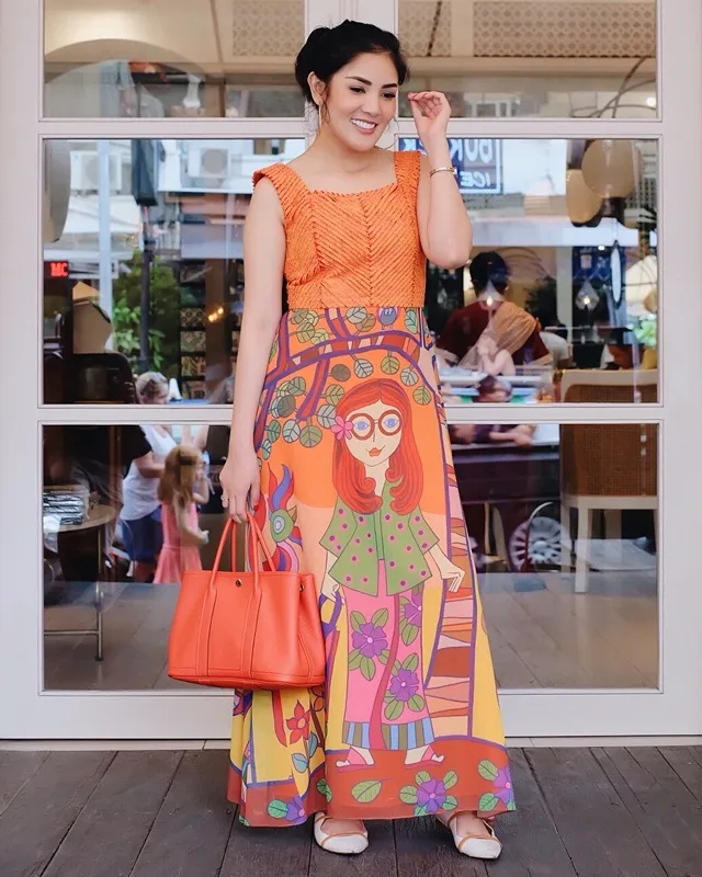 Sambut usia baru, Nindy tampil fresh dengan dress orange. Credit: via instagram.com/nindyparasadyharsono