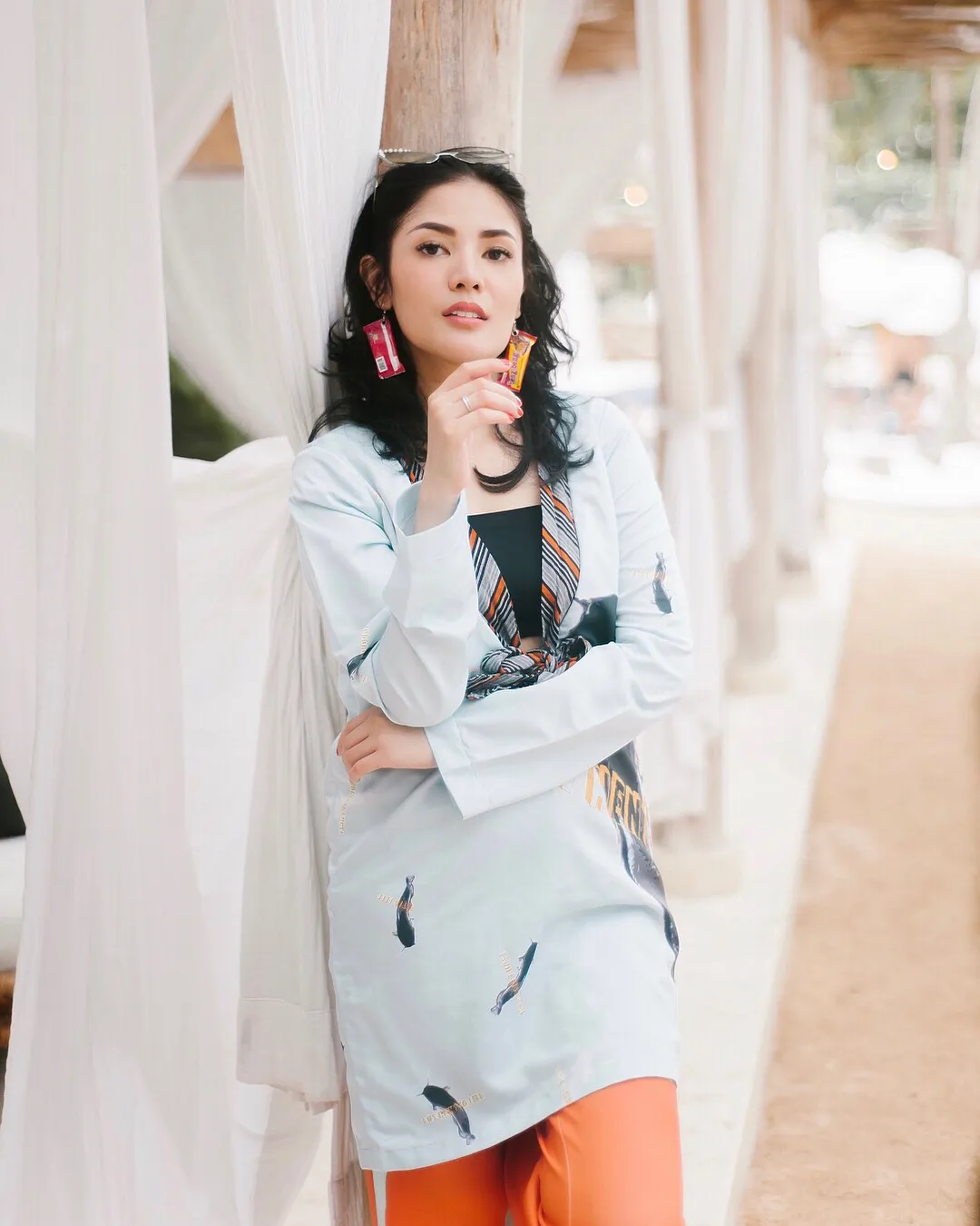 Nindy kerap jadi perbincangan karena busana dan aksesoris uniknya. Credit: via instagram.com/nindyparasadyharsono