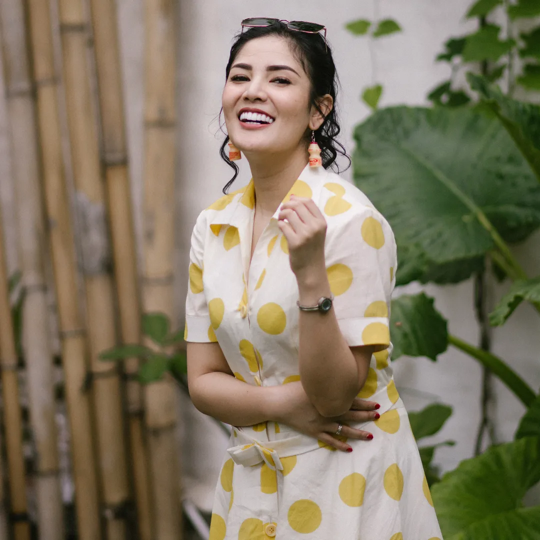 Tak hanya Beng-Beng, sebelumnya Nindy memakai sepasang anting berbentuk botol Yakult! Credit: via instagram.com/nindyparasadyharsono