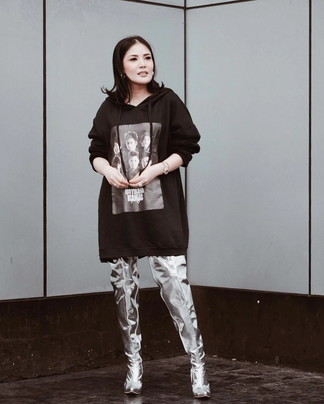 Nindy tampil semakin stylish dengan sepatu boots warna silver. Credit: via instagram.com/nindyparasadyharsono