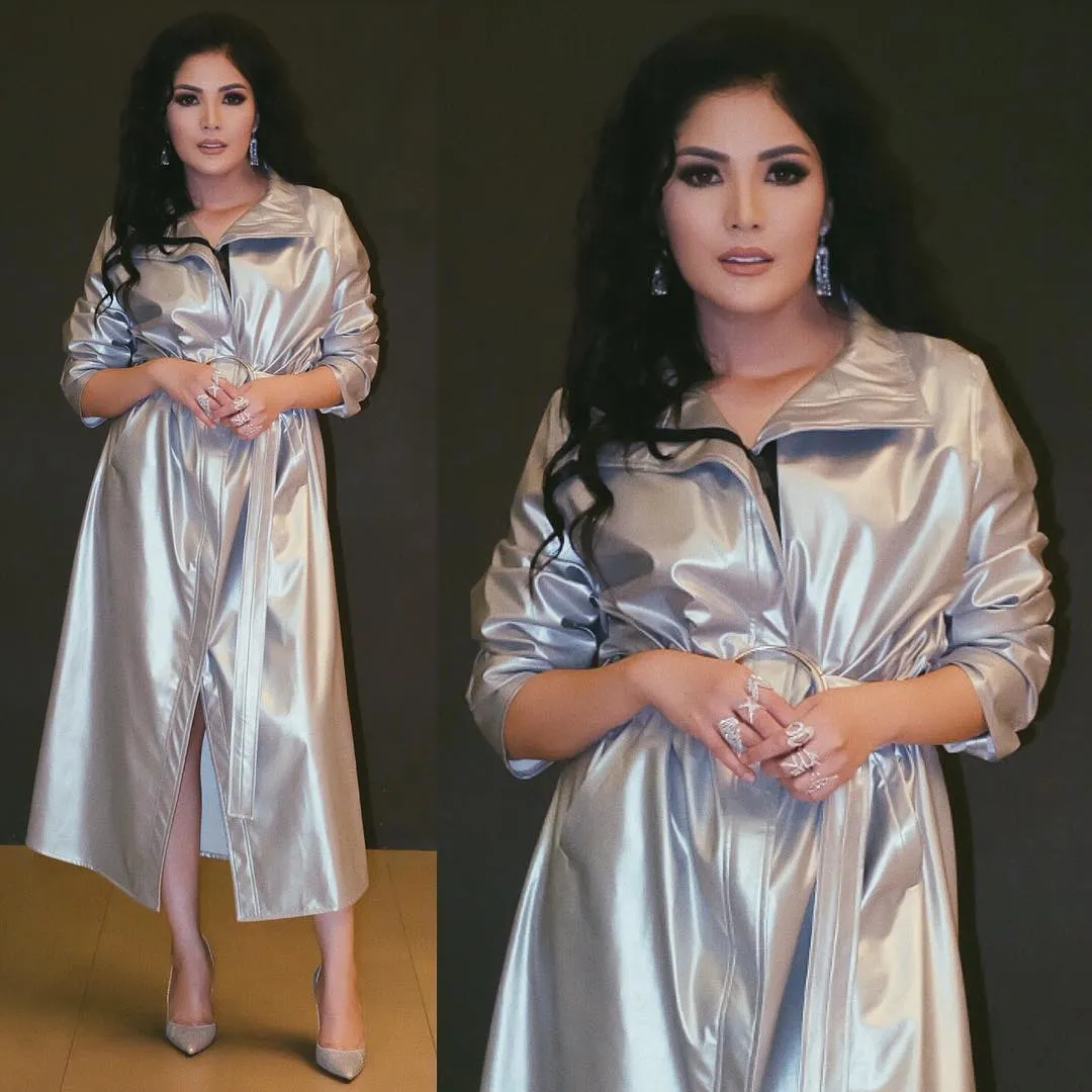 Penampilan terkini Nindy dalam balutan silver coat. Kece ya! Credit: via instagram.com/nindyparasadyharsono