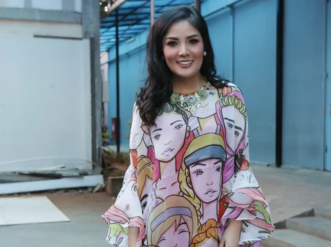 Asal tidak memakai lipstik berwarna neon, sang suami tetap suport dengan sisi fashionista Nindy. © KapanLagi.com/Budy Santoso