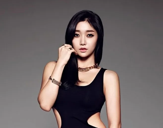 Keluar. Dengan begini Sera mengikuti jejak Lee Sem dan Eunji foto via Soompi
