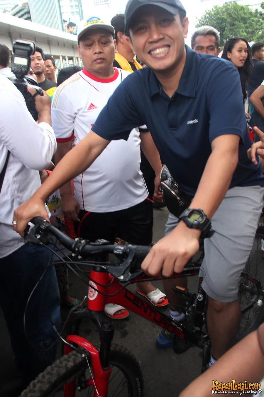 Eko Patrio menyambangi Ninih yang tengah promosi lagu di CFD. ©KapanLagi.com®/Hendra Gunawan
