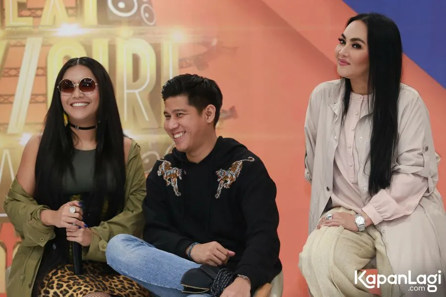 Denada, Nino RAN dan Dewi Gita di acara preskon The Next Boy/Girl Band Season 2 (credit: kapanlagicom/Agus Apriyanto) 