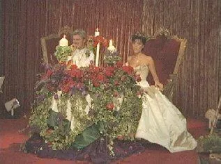 Foto pernikahan David dan Victoria pada 1999 © Via The Sun
