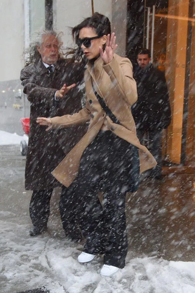 Victoria Beckham nyaris jatuh saat 'badai salju' menerjang © via The Sun