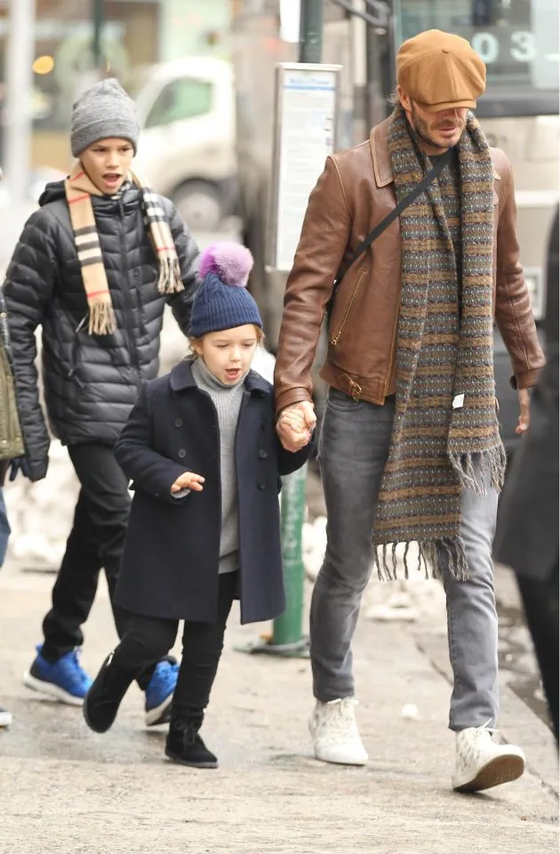 Harper Beckham menunjukkan ekspresi yang bikin gemas © via The Sun