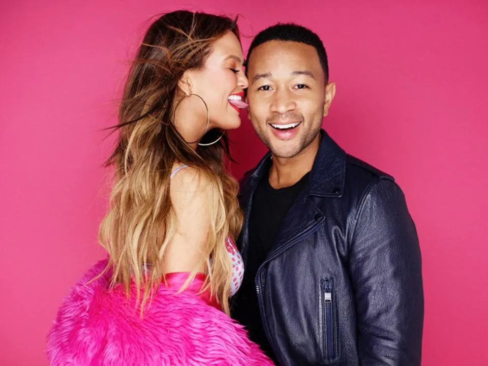 Tak hanya sendiri, Chrissy juga pose barang John © LOVE Magazine