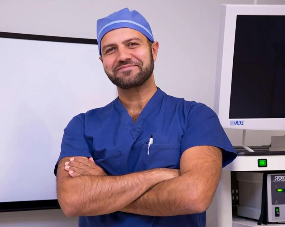 Dr. Amir Marashi, dokter ginekologi yang sangat ahli membentuk organ intim jadi sempurna © The Sun