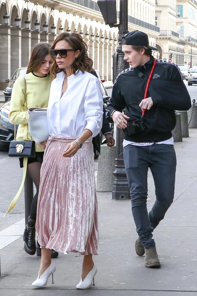 Brooklyn, Sonia, dan Victoria jalan-jalan bareng © via The Sun
