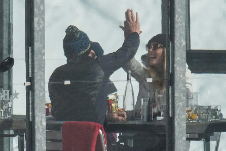 Pangeran William dan teman-temannya hang out bareng model cantik © via The Sun