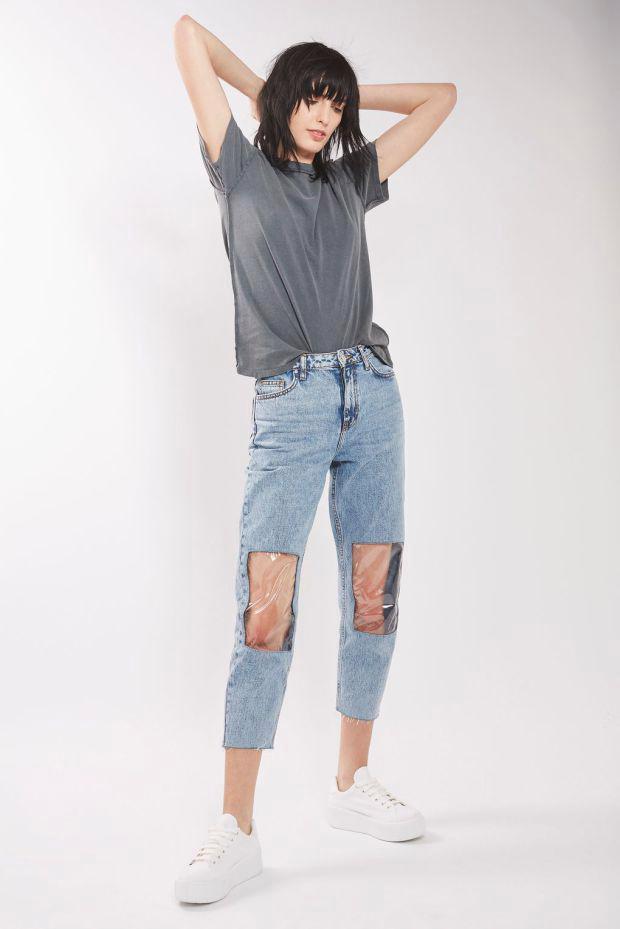 Celana jeans Ibu-ibu yang memiliki bagian transparan di lutut © The Sun
