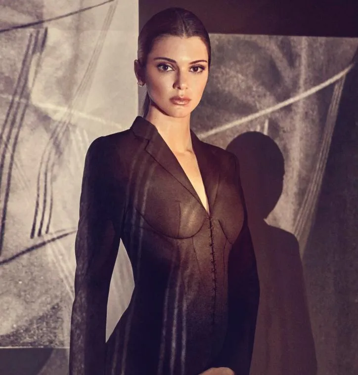 Kendall tampil cantik dengan gaya klasik © La Perla