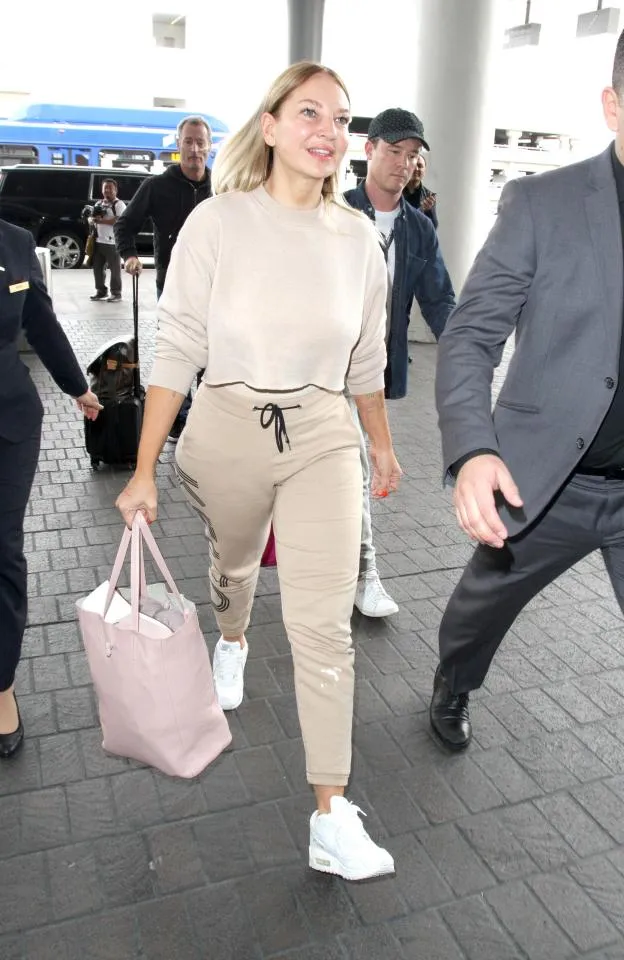 Sia tampil tanpa wig saat berada di bandara Los Angeles © via The Sun