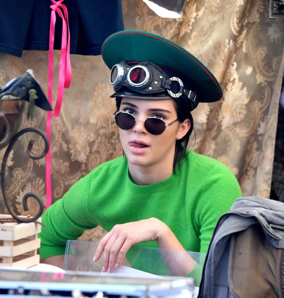Kendall sempat mencoba beberapa topi unik © via The Sun