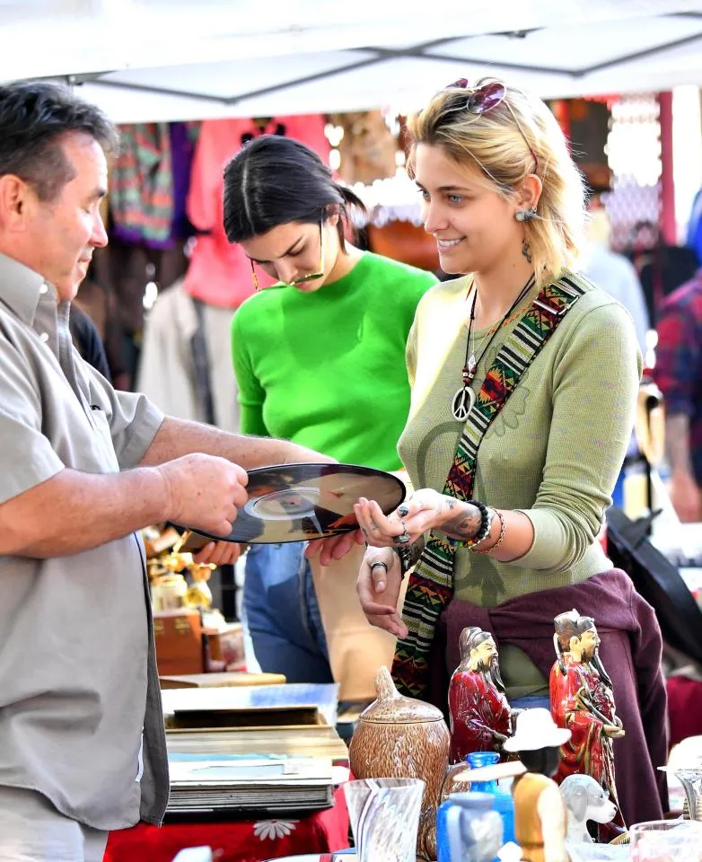 Kendall dan Paris mencari barang-barang unik © via The Sun