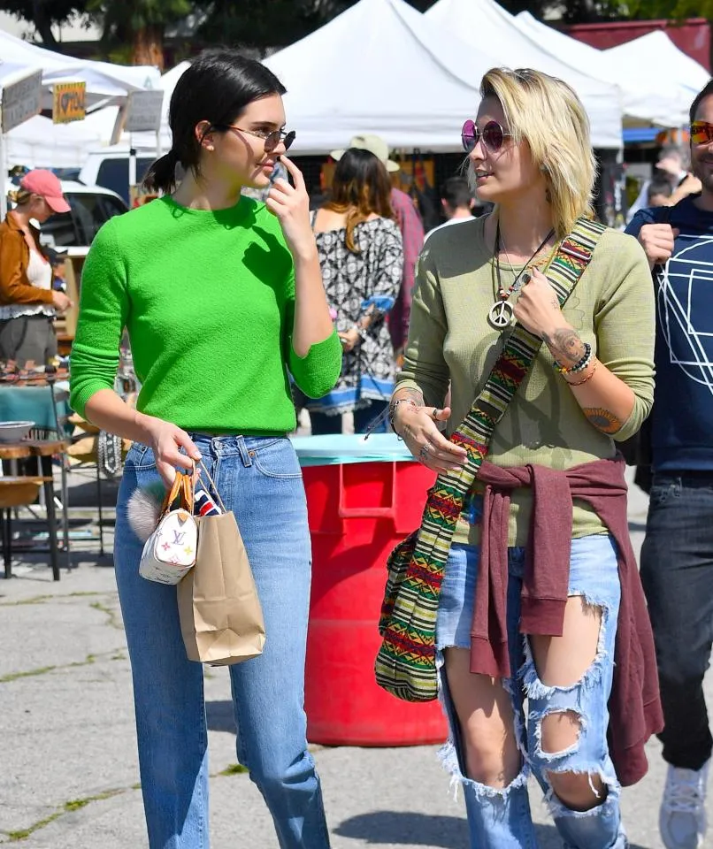 Kendall dan Paris terlihat cukup akrab © via The Sun