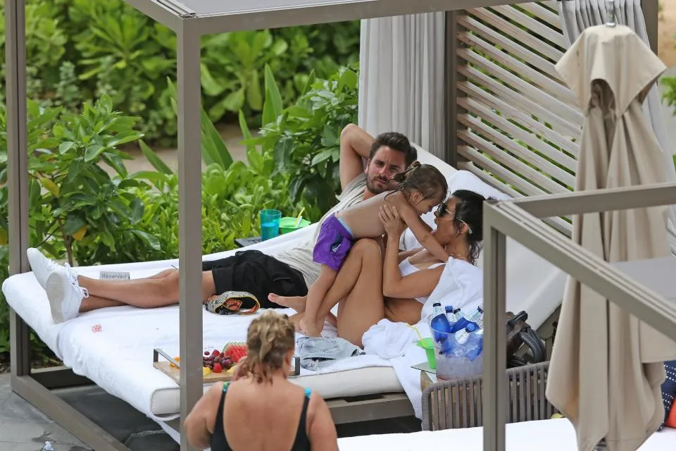 Kourtney dan Scott Disick terlihat so sweet saat liburan di Hawaii © via The Sun
