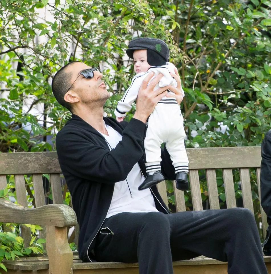 Baby Eissa terlihat cute mengenakan outfit putih dan topi © via The Sun